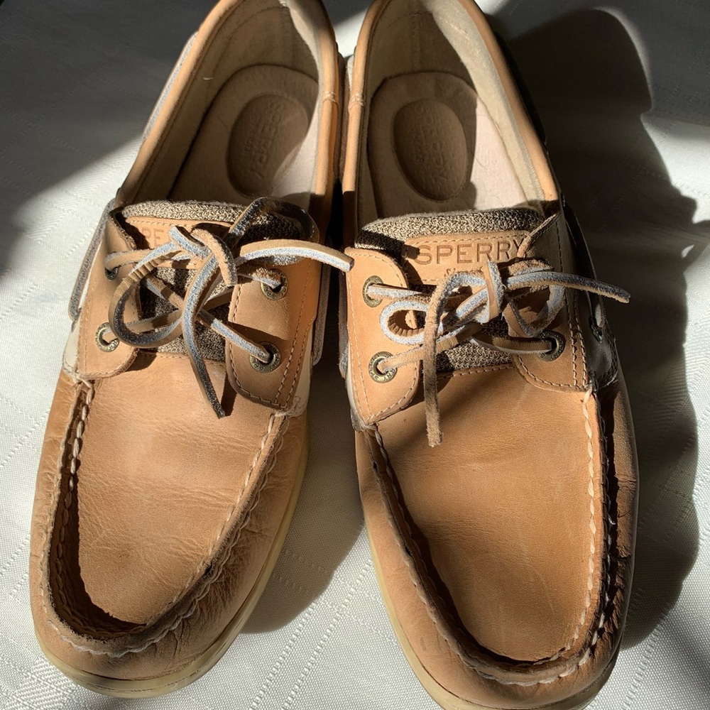 Woman’s Sperry boat shoes. Size 9.5